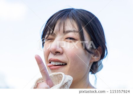 女人把手指放在臉上 115357924