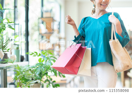 一個年輕女人購物 115358098