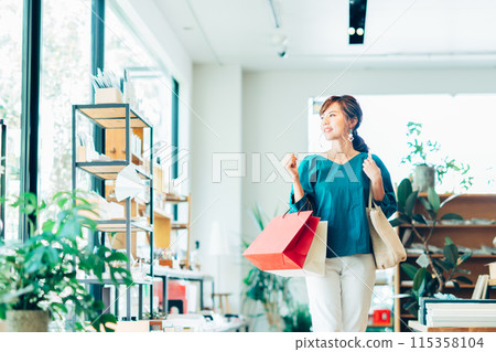 A young woman shopping 115358104