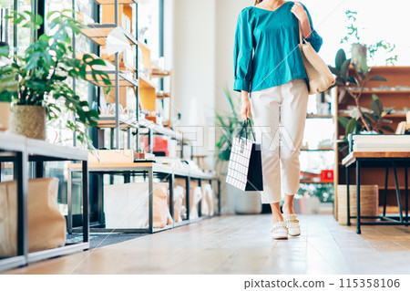 A young woman shopping 115358106