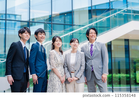 商務人士微笑著展望未來 115358148