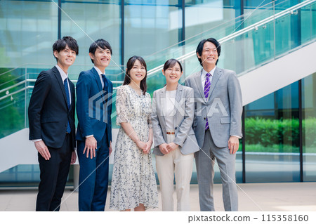 商務人士微笑著展望未來 115358160