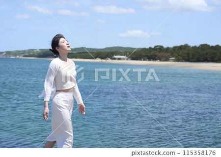 Women playing in the sea 115358176