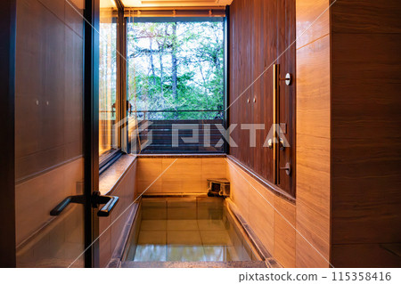 輕井澤萬豪酒店美麗客房內的溫泉觀景浴池 輕井澤萬豪酒店美麗客房內的溫泉觀景浴池 115358416