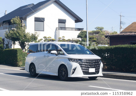 一輛箱式汽車小型貨車道路駕駛 115358962