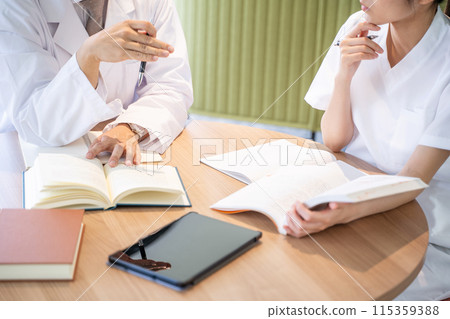 護士和醫生學習的手 護士和醫生學習的手 115359388