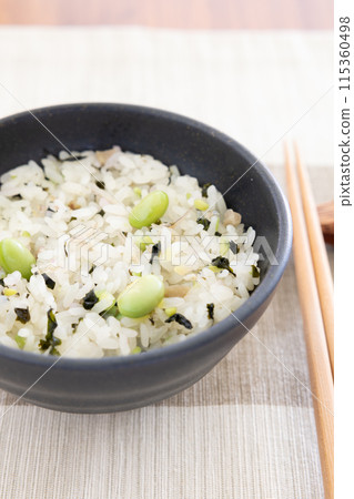 健康美味的裙帶菜和粗糖飯 健康美味的裙帶菜和粗糖飯 115360498