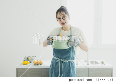 站在廚房裡的年輕女子 115360951