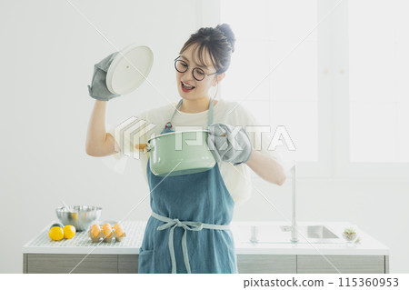 站在廚房裡的年輕女子 115360953