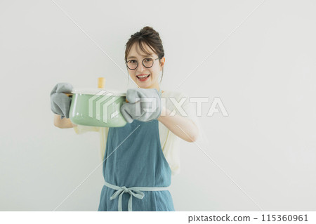 Young woman standing in the kitchen 115360961