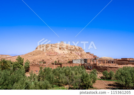 The architectural style of the mud house is elegant and attracts movie shooting. The architectural style of the mud house is elegant and attracts movie shooting. 115361205
