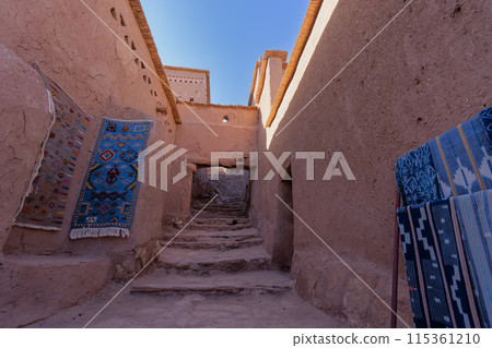 The architectural style of the mud house is elegant and attracts movie shooting. The architectural style of the mud house is elegant and attracts movie shooting. 115361210