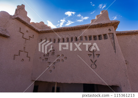 The architectural style of the mud house is elegant and attracts movie shooting. 115361213