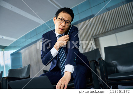 在辦公室使用個人電腦的商人 115361372