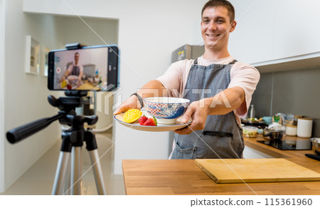 The chef is broadcasting live from workshop how to prepare a vegetarian food 115361960