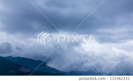 下雨天,雨雲從山頂流過 下雨天,雨雲從山頂流過 115362331