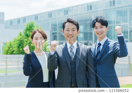 商務人士在戶外做拳頭泵 商務人士在戶外做拳頭泵 115366052