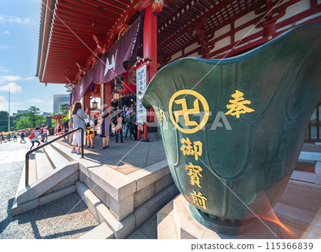 [東京淺草]淺草寺觀音殿前陳列著一座青銅蓮花形坦克。 115366839