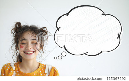 亞洲女孩微笑著思考她最喜歡的東西,語音泡沫複製空間 亞洲女孩微笑著思考她最喜歡的東西,語音泡沫複製空間 115367292