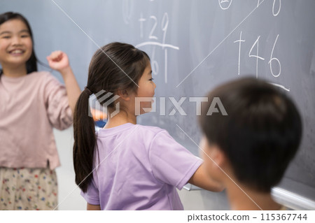 數學課上,多名小學生用粉筆在黑板上寫字 數學課上,多名小學生用粉筆在黑板上寫字 115367744