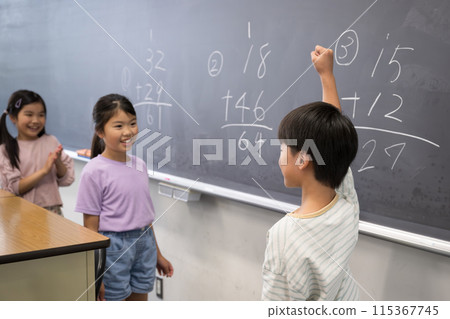 小學生在黑板上學習數學,為做得好鼓掌 小學生在黑板上學習數學,為做得好鼓掌 115367745