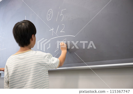 小學生數學課用粉筆在黑板上寫字 小學生數學課用粉筆在黑板上寫字 115367747