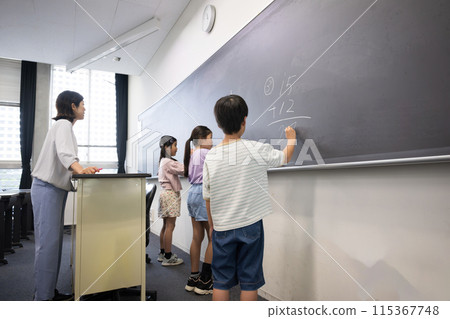 多名小學生在黑板上學習算術,不露面的後視 多名小學生在黑板上學習算術,不露面的後視 115367748
