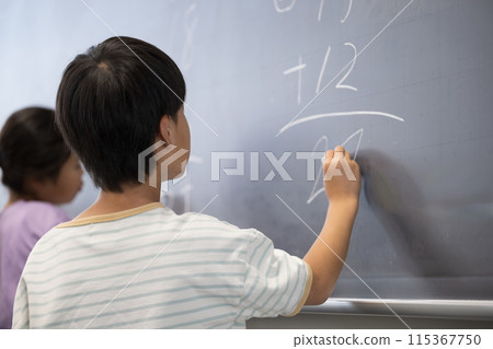 小學生數學課用粉筆在黑板上寫字 小學生數學課用粉筆在黑板上寫字 115367750