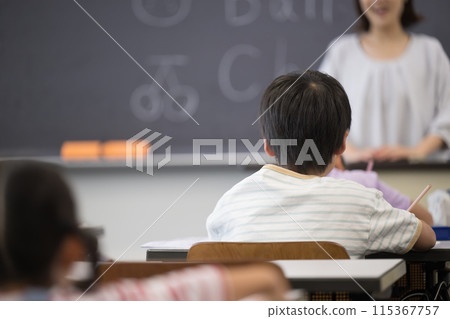 日本小學教室裡的無臉英文課 日本小學教室裡的無臉英文課 115367757