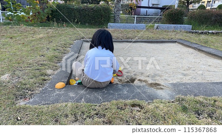 在公園裡玩的女孩 在公園裡玩的女孩 115367868