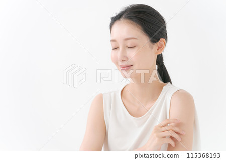 一個女人撫摸他的下臂 115368193