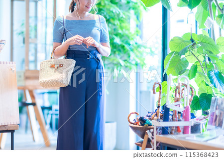 在精選商店購物的年輕女子 115368423