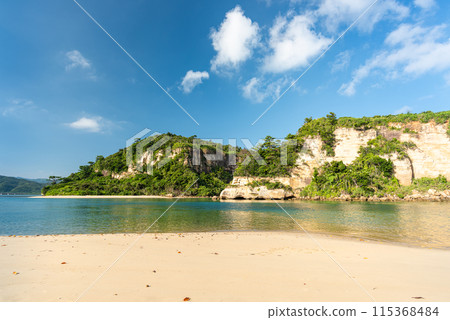Crystal clear lagoon with mountains and blue sky. Iriomote Island, Okinawa. 115368484