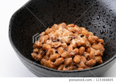碗裡納豆的特寫,沒有任何調味料 碗裡納豆的特寫,沒有任何調味料 115368605