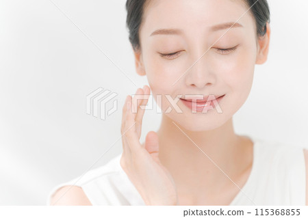 Smiling female beauty 115368855