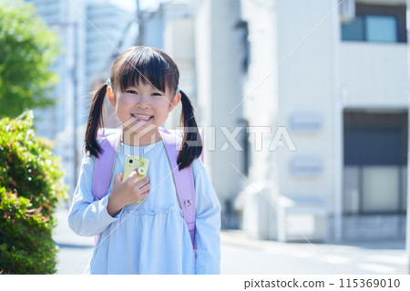 Elementary school students using kids' cell phones 115369010