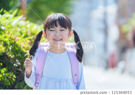 Elementary school student 115369053