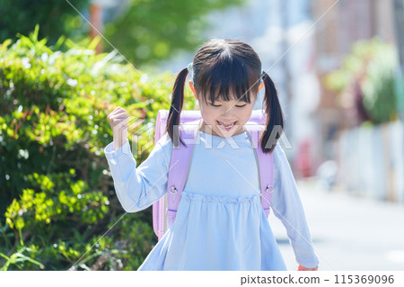 Elementary school students going to school Elementary school students going to school 115369096