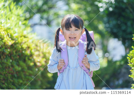 正在上小學的小學生 115369114