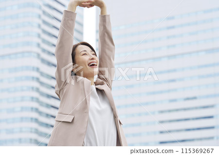 戶外伸展運動的女商人 115369267