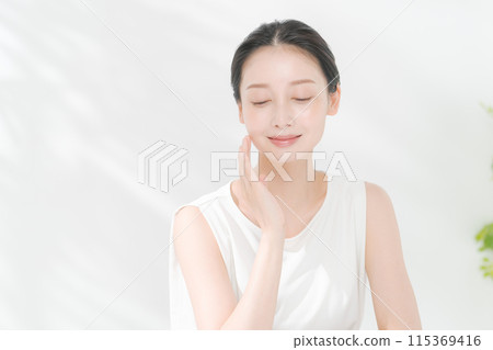 beautiful woman doing skin care 115369416