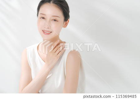 beautiful woman doing skin care 115369485