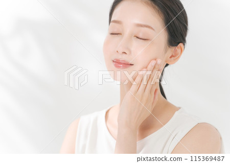 beautiful woman doing skin care 115369487