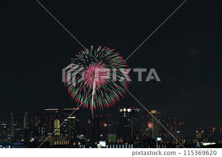 浪速淀川花火大會、十三花火大會、建築物和煙火 浪速淀川花火大會、十三花火大會、建築物和煙火 115369620