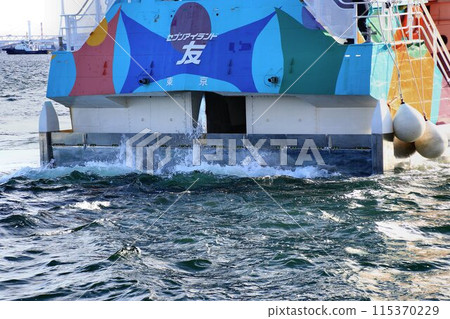 Wings flying over the sea... "Jet foil" is a raised hydrofoil used for wing running. 115370229