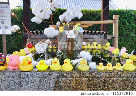 Duck-shaped water basin at Konkai-Komyoji Temple (Sakyo Ward, Kyoto City) 115372916