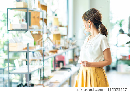 A young woman shopping 115373327