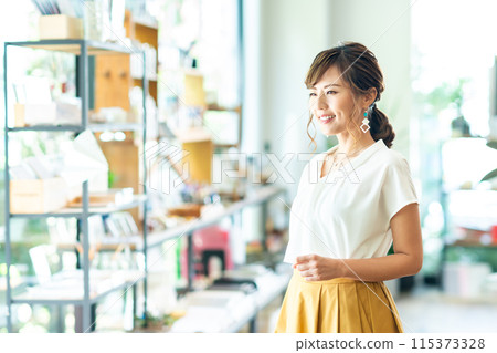 A young woman shopping 115373328