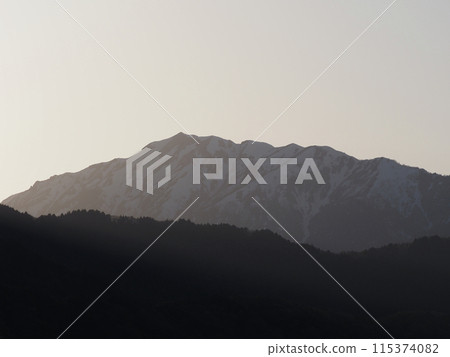 The Northern Alps mountain range dyed in the setting sun The Northern Alps mountain range dyed in the setting sun 115374082