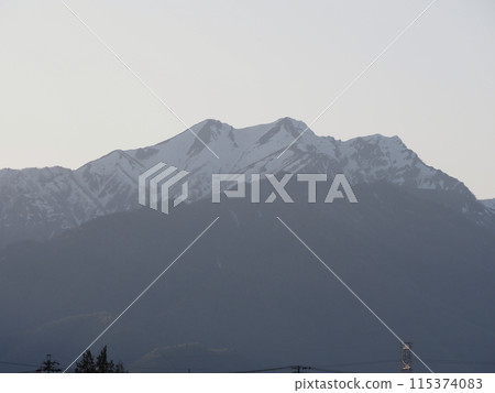 The Northern Alps mountain range dyed in the setting sun The Northern Alps mountain range dyed in the setting sun 115374083